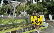 La surrealista historia de los aficionados del Valencia retenidos en Singapur por protestar contra Lim lleva a la embajada española a tomar cartas en el asunto