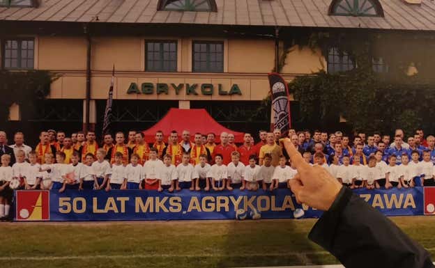 Szcz</p><p>esny, de pie en la última fila, en el partido por los 50 años de Agrykola.  Relevo