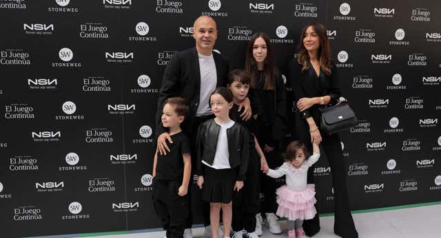 El adiós de Iniesta junta a Flick y Xavi por primera vez… Y le saca las lágrimas a un nostálgico Laporta