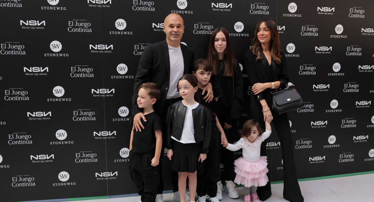 Andrés Iniesta junto a su familia.