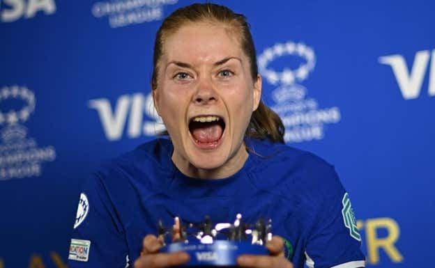 Nusken posando con el premio de MVP de un partido de Champions.  CHELSEA WOMEN