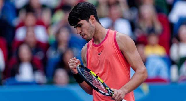 Alcaraz se toma la revancha ante Monfils para avanzar a cuartos