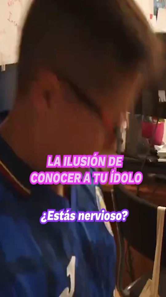 Un fan del Getafe conoce a Álex Sola en una visita a su colegio