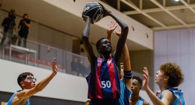 España nacionaliza a una perla de la cantera de Baskonia de 15 años y 2,10 de altura