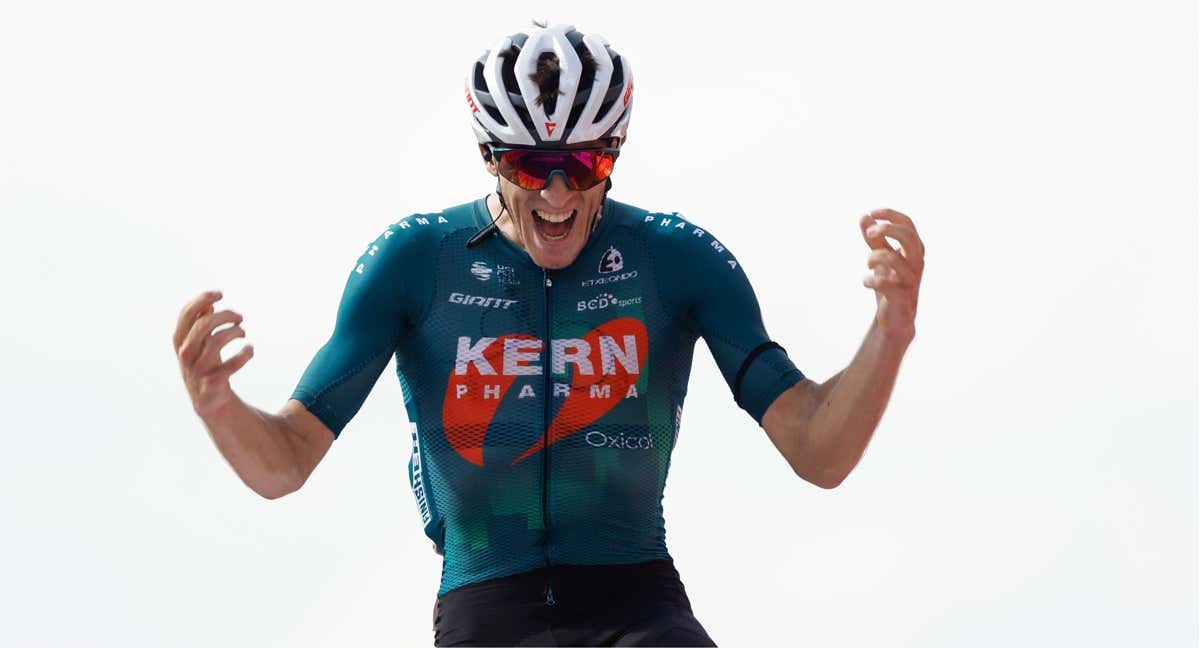Pablo Castrillo (23) celebra su victoria de etapa en La Vuelta en Manzaneda.