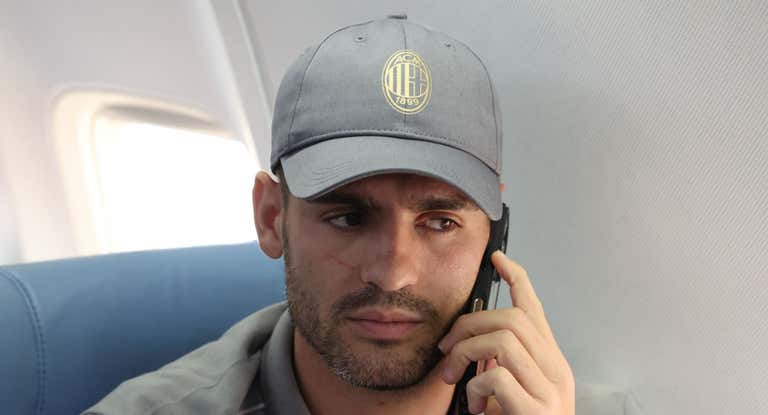Álvaro Morata, en un vuelo con el Milan.
