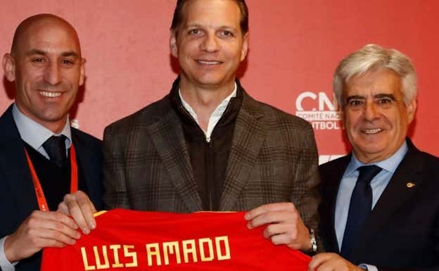 Luis Amado junto a Luis Rubiales y Pedro Rocha durante su presentación en 2019.  RFEF