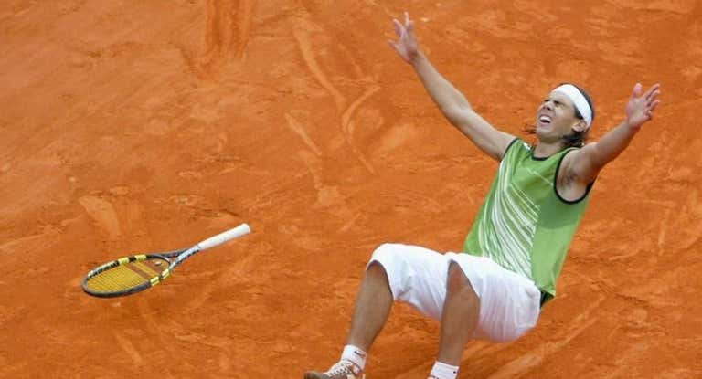 Rafael Nadal celebra el match point de la final de Roland Garros 2005, el primero de sus 22 Grand Slam.