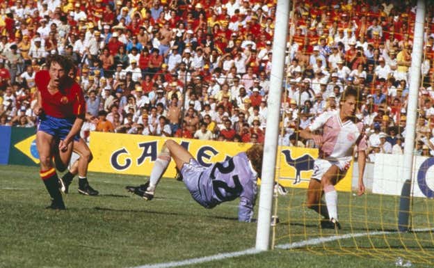 Butragueño grita tras marcar el cuarto gol a Dinamarca en Querétaro.  Gonzalo Cruz