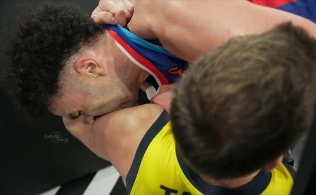 Momento en el que Bryant muerde a Biberovic.  FA