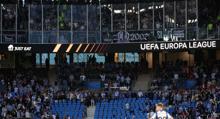 Aficionados del Anderlecht, en la parte alta del Reale Arena.