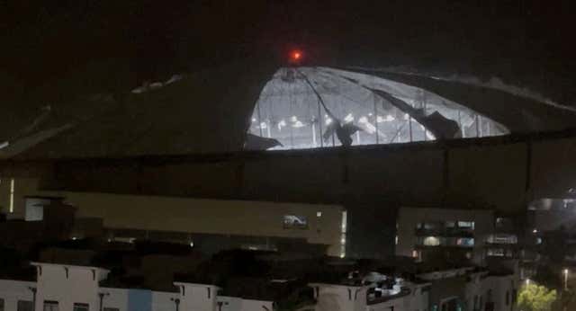 El huracán Milton destroza el techo de los Tampa Bay y siembra el pánico entre la población: “La primera gasolinera a la que fui no tenía gasolina”