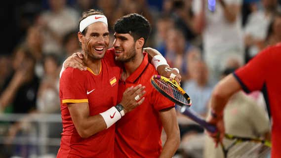 Nadal y Alcaraz se abrazan en un partido. /EFE