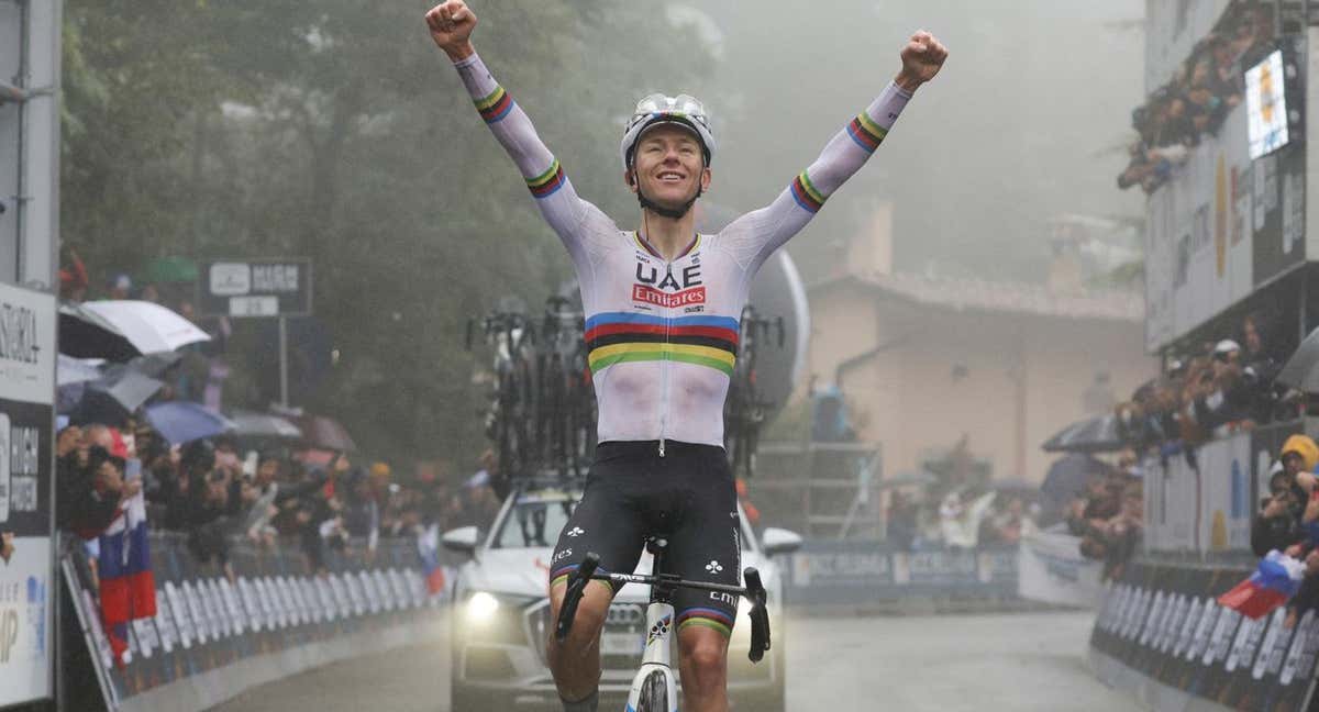 Tadej Pogačar firma su primera victoria con el maillot arcoíris en el Giro dell'Emilia.
