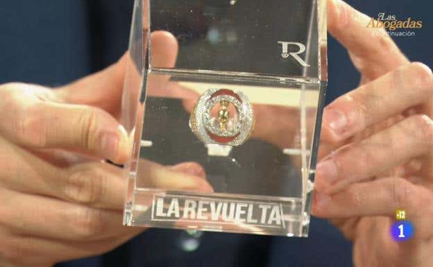 Broncano muestra a cámara el anillo regalado por Cucurella. Captura La 1