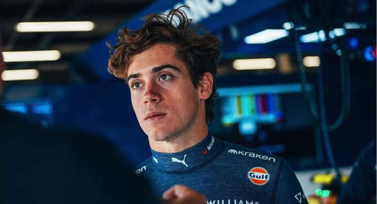 Franco Colapinto en el box de Williams.