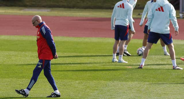 Mientras la RFEF elige Papa, De la Fuente tiene un sueldo y siete cargos