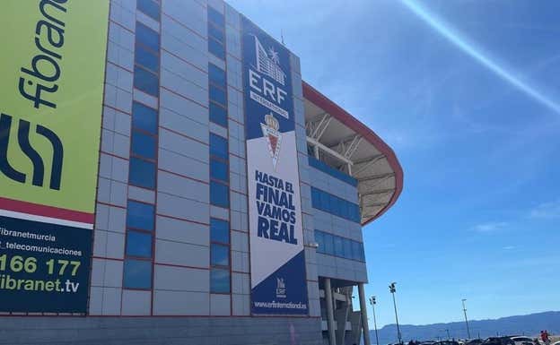 Panorámica del estadio con la publicidad de la empresa de Enrique Roca.