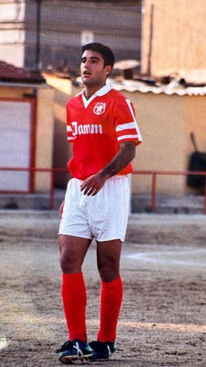 Pedro Nieto, en el campo de la AEDA con unas Munich que le regaló Francisco, del Espanyol.  CEDIDA POR PEDRO NIETO