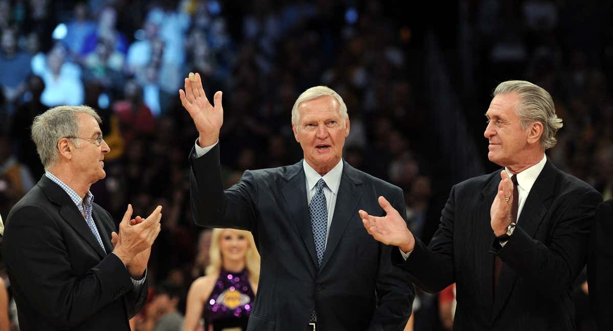 Jerry West, en el centro, en una foto de archivo.