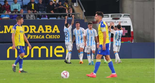 El Málaga sonroja a un Cádiz al que ya persigue el fantasma del descenso