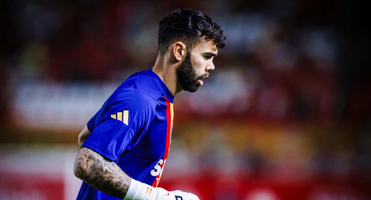 David Raya en el calentamiento del duelo ante Dinamarca.