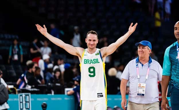 Marcelinho Huertas en su último partido con Brasil en los Juegos de París tras el que dijo adiós a la Selección.  FIBA