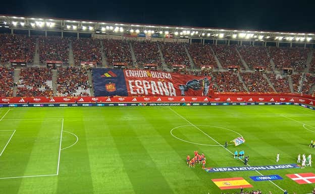 La lona extendida por los aficionados en Murcia.  Relevo.