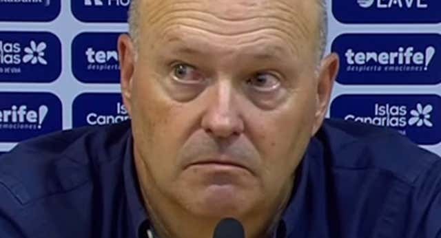 El técnico del Tenerife aguantó para no valorar la actuación del colegiado, por temor a una sanción.