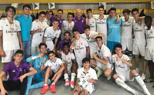 Foto de familia de un equipo de cantera en 2017: Rafa Marín o Peter dejaron dinero en caja.  INSTAGRAM