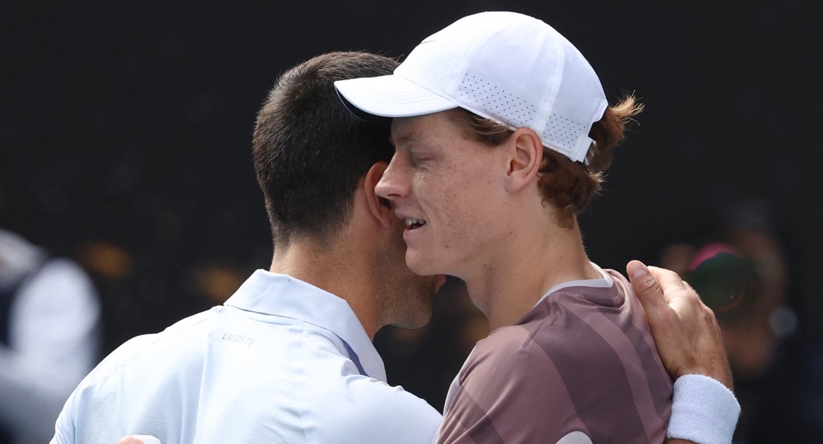 Jannik Sinner y Novak Djokovic se funden en un abrazo tras un partido de la temporada 2024.