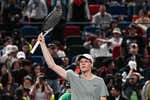Jannik Sinner doblega a Tomas Machac, verdugo de Alcaraz, y se convierte en el primer finalista en Shanghái
