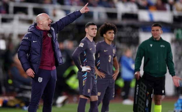 Lee Carsley, en la línea de banda, en el último partido ante Finlandia. REUTERS