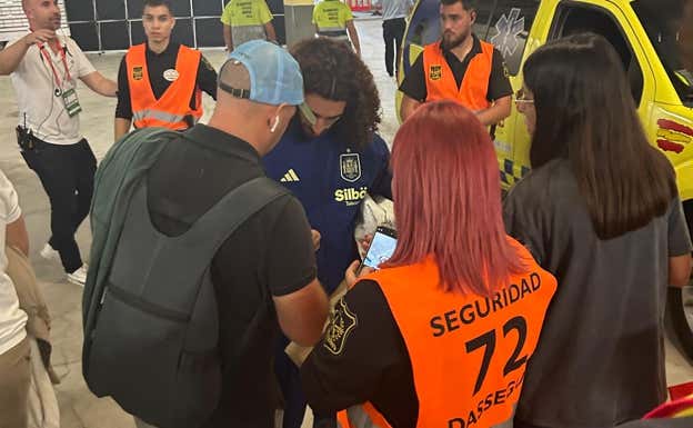 Los miembros de Seguridad junto a Cucurella para hacerse fotos.  Relevo.