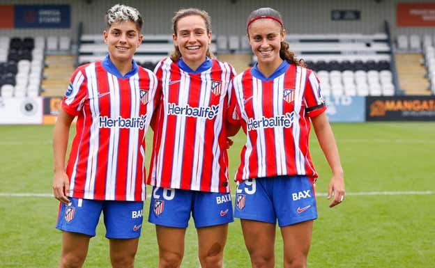 Emma Moreno, a la izquierda, en su debut con el Atlético.  ATLÉTICO DE MADRID