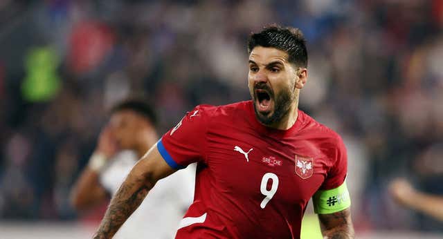 Serbia y Mitrovic apuntan a España