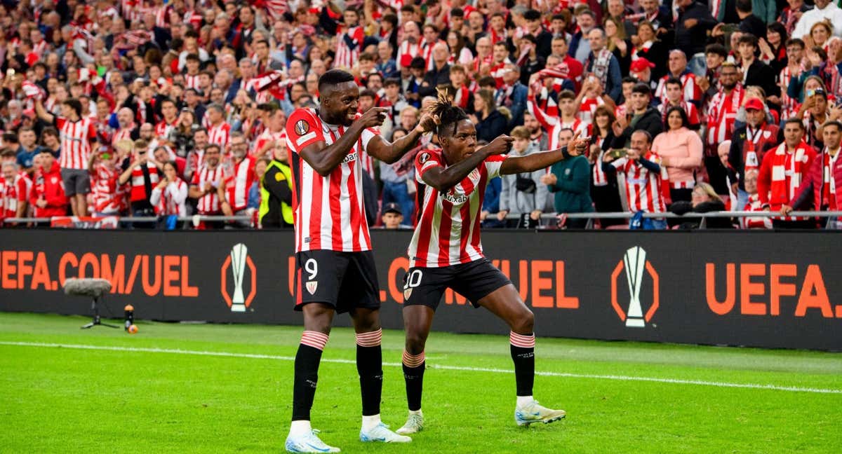 Nico Williams celebra con su hermano Iñaki un gol ante el AZ.