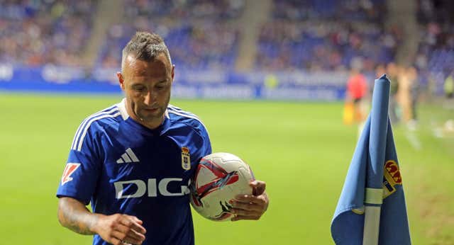 Una nueva lección del mago Cazorla pone al Oviedo en su sitio y enciende las alarmas en Almería