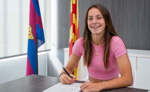 Clara Serrajordi firmando su renovación con el Barça.  FC BARCELONA FEMENINO