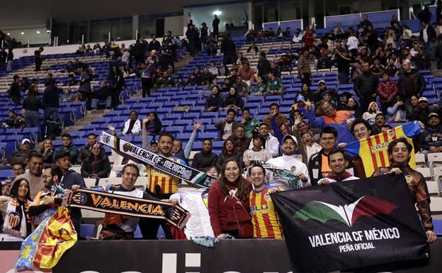 Un grupo de valencianistas, anoche en Puebla (México).  EFE
