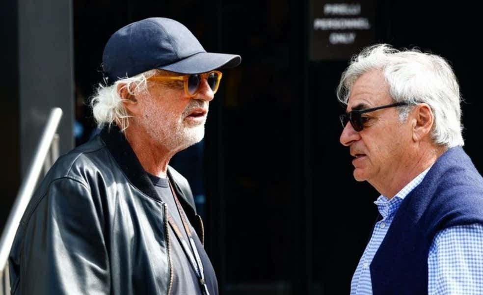 Flavio Briatore coquetea con la cláusula de Carlos Sainz en Williams: “Si quiere venir en 2026, aquí estaremos”