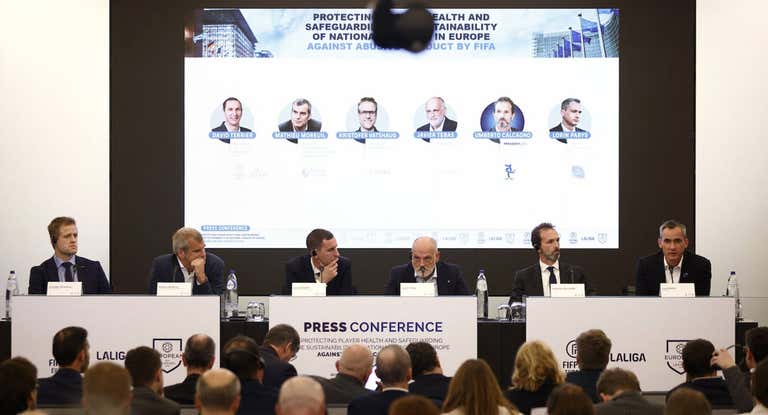 Javier Tebas, presidente de LaLiga, en el centro de la rueda de prensa de este lunes en Bruselas.