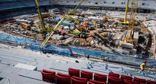 La vida ‘en la ONU’ de los obreros del Camp Nou: peleas, mejores sueldos, playa… y mucho trabajo