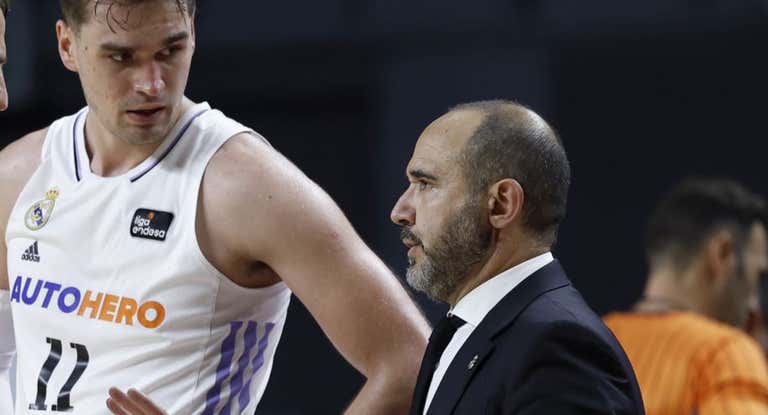 Mario Hezonja y Chus Mateo durante un partido del Real Madrid.