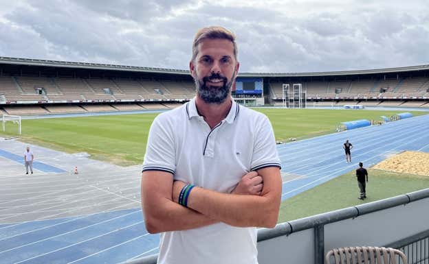 David Sánchez posa para Relevo en el Estadio de Chapín.  RELEVO / MANU AMOR