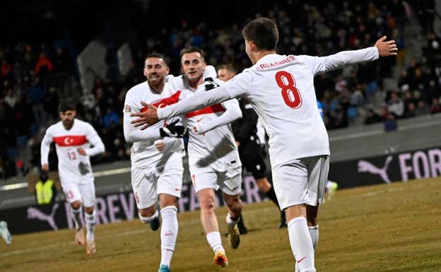 Güler celebra el gol con sus compañeros. REUTERS