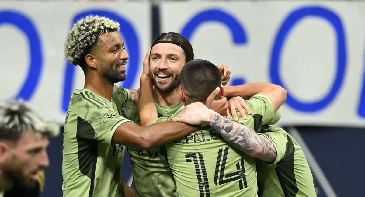 Los jugadores del LAFC felicitan a Ilie Sánchez tras anotar en el 93.