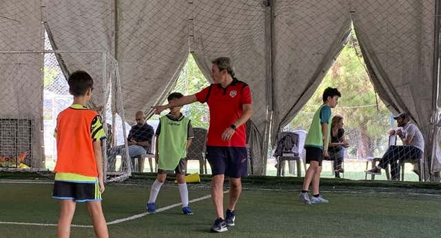 Un español decidido a seguir entrenando a niños en un Líbano en guerra: «¿Cómo va a haber entrenamiento si esta noche ha sido horrible de bombas?»