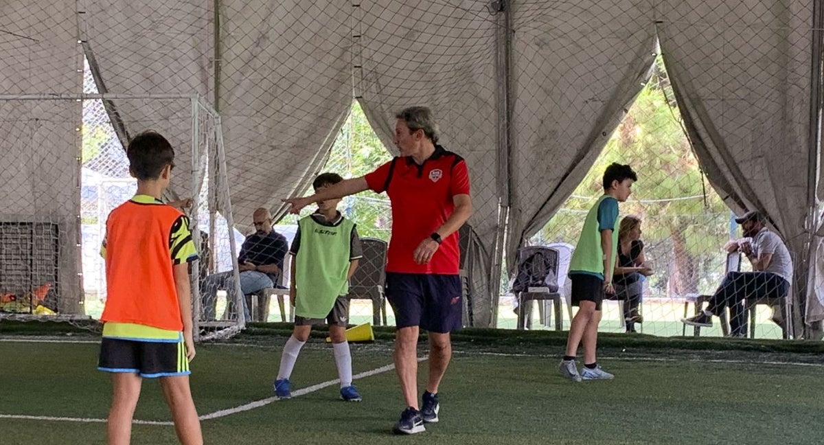 Paco Araujo entrenando a niños en el Líbano.