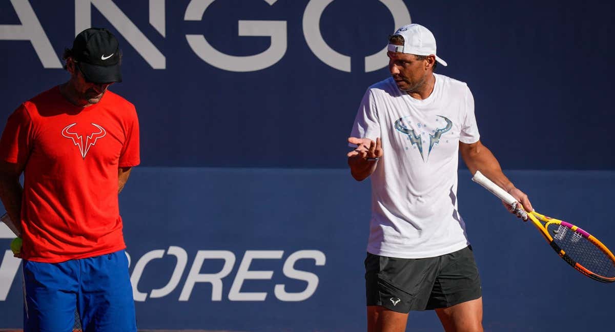 Rafa Nadal dialoga con Carlos Moyá durante un entrenamiento en Barcelona.
